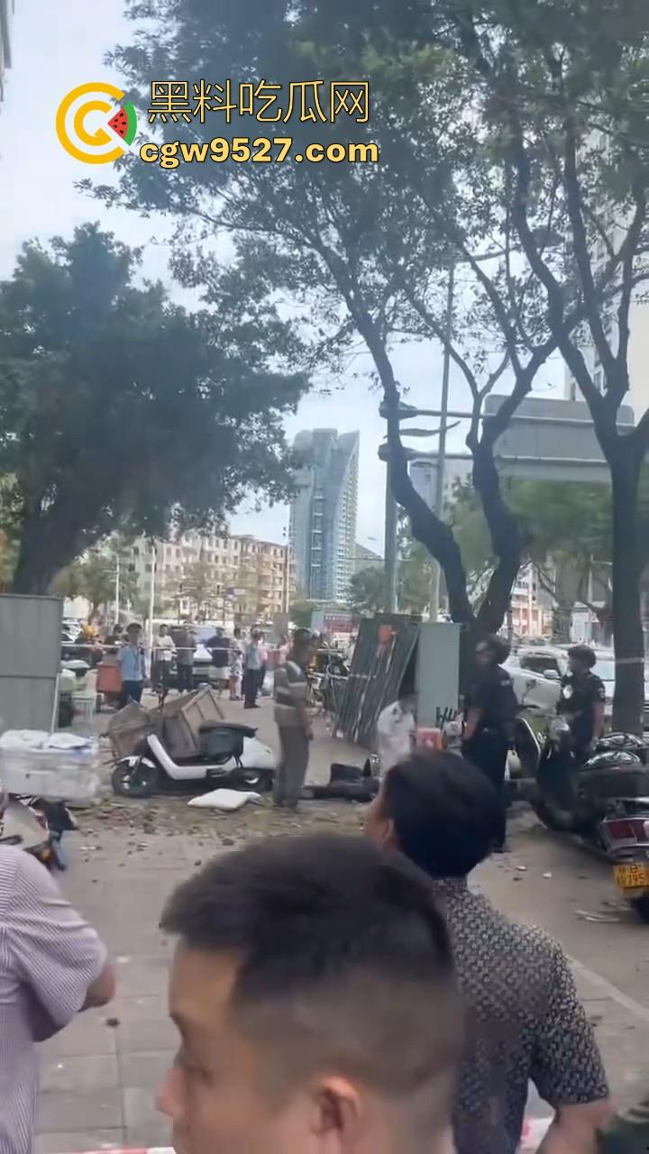 三亚天涯区解放一路，酒店装修高空坠物砸中3名路人，1人经抢救无效当场死亡，遇见高空作业请不要逗留！-5
