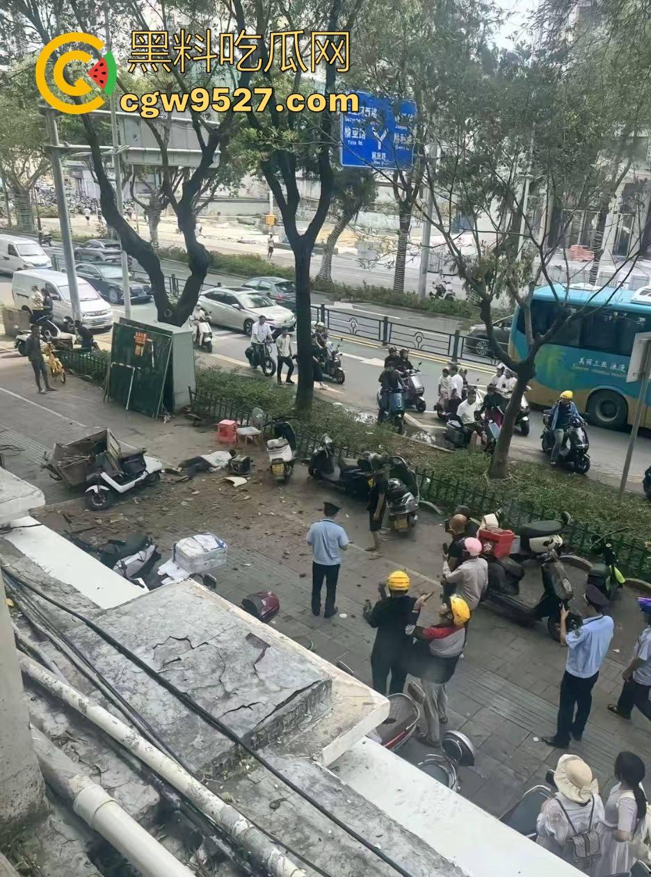 三亚天涯区解放一路，酒店装修高空坠物砸中3名路人，1人经抢救无效当场死亡，遇见高空作业请不要逗留！-9