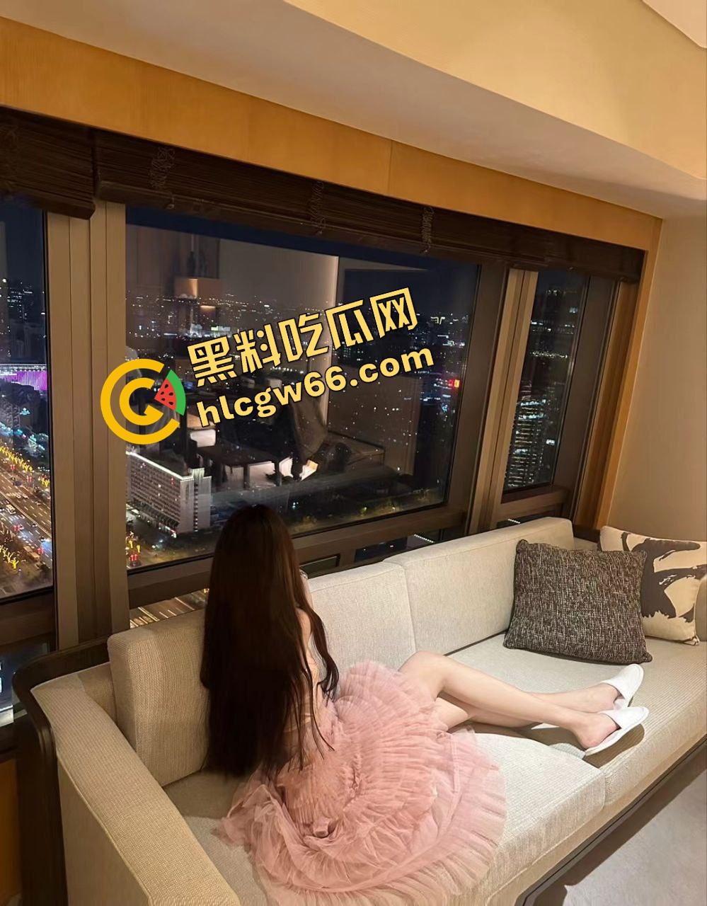 北京哥们约炮三连吃疯了,一人干仨,08嫩妹当糖吃,大学生当饭吃,熟女当夜宵,全员长得正6得起飞!-12