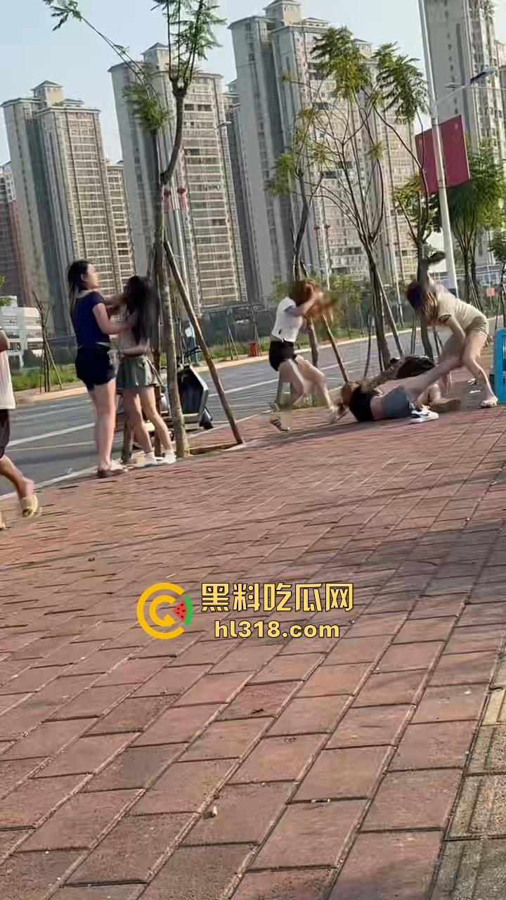 最爱看女人打架了，打得确实够猛，直接一群姐妹围上去，一个酒瓶子疯狂敲，旁边男的都看呆了！-3