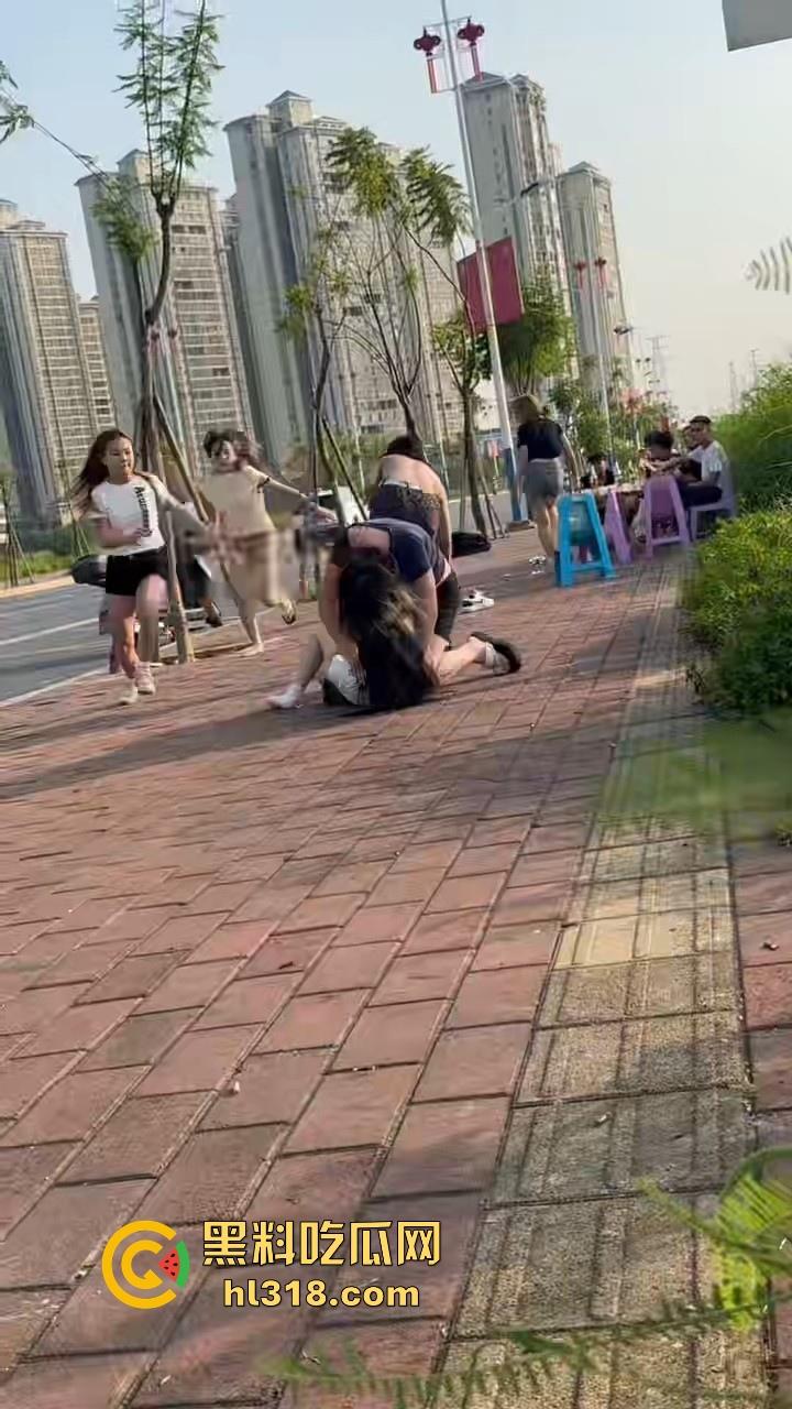 最爱看女人打架了，打得确实够猛，直接一群姐妹围上去，一个酒瓶子疯狂敲，旁边男的都看呆了！-4