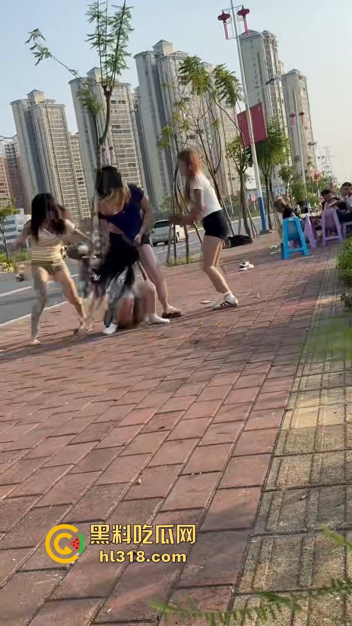 最爱看女人打架了，打得确实够猛，直接一群姐妹围上去，一个酒瓶子疯狂敲，旁边男的都看呆了！-5