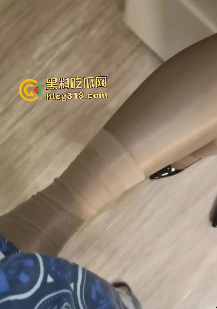 熟女人妻肉丝袜足技和口交,高跟放臀上后入无套狂草,内射高潮也不惧怕怀孕!-1