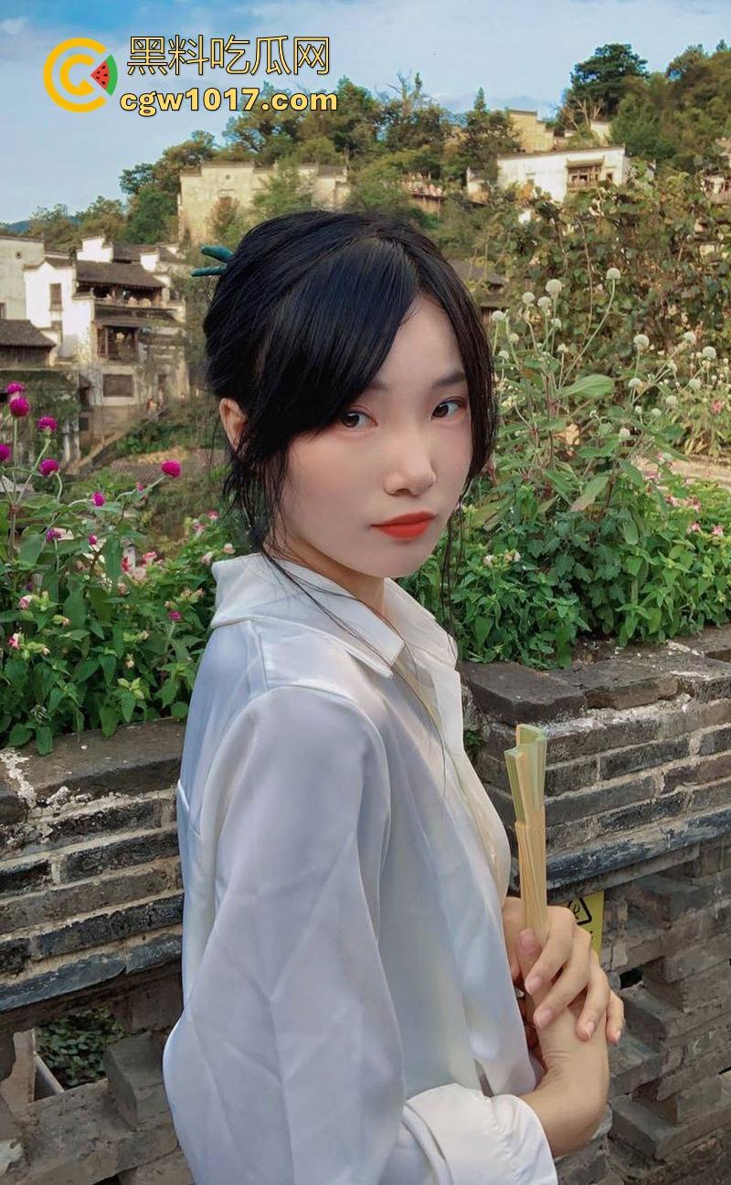 武汉大学英语系学姐【魏美丽】约炮成瘾，看似清纯可爱，实则骚逼里早已灌满精液，被大屌操成母狗！-3