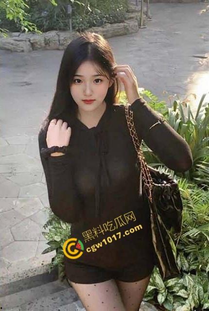 海角大神爆操水嫩乖女儿：当着女儿闺蜜内射了她，父女惊心动魄的凌晨契合，亲情乱伦，欲望再燃-3