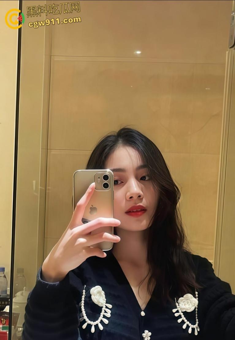 河南高颜值女友【刘敏佳】，遭前男友恶意曝光，出租屋跪舔侍奉，樱桃小嘴裹满龟头，口技精湛堪比专业站街女！-1