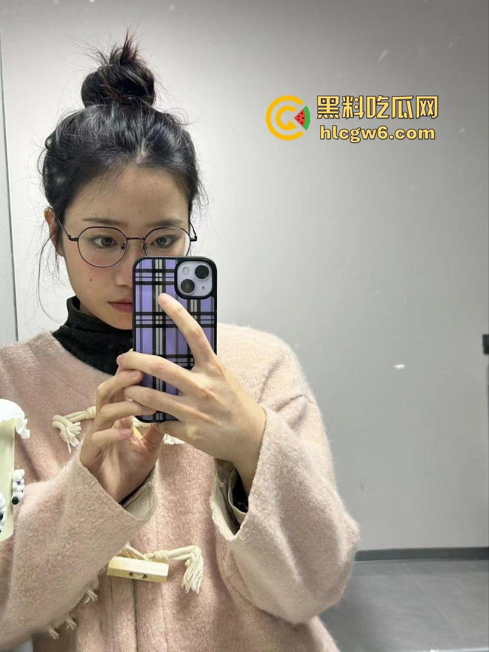 湖南24岁反差清纯小嫩妹【罗敏仪】口交接尿视频流出，臀部还写着请使用！-2