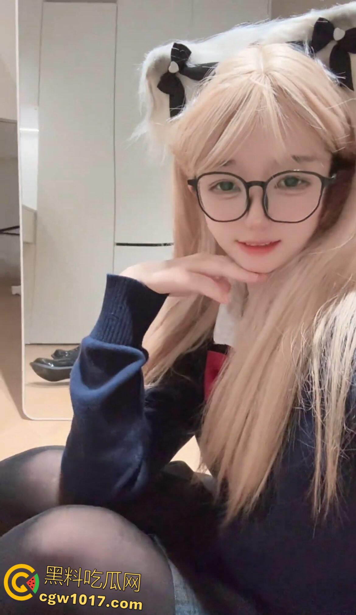 抖音高颜值萝莉【草原一只花】，大尺度露脸私拍流出，JK制服黑丝玉足，娇小身材掀裙挑逗诱惑！-2