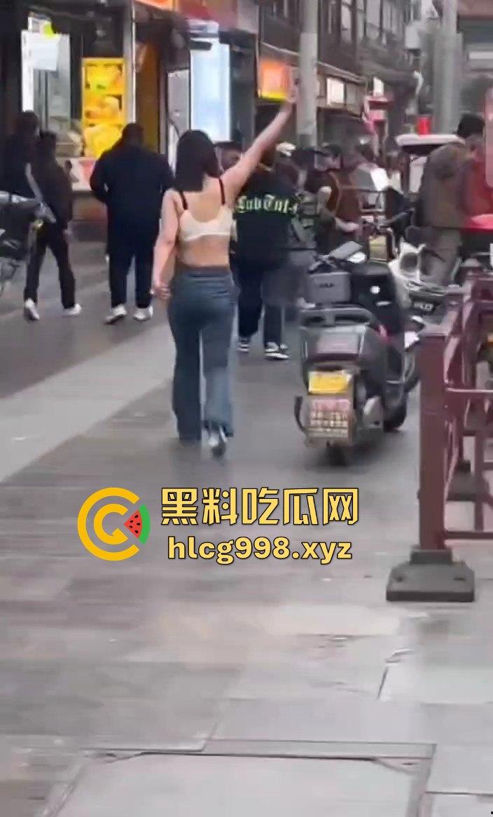 渭南小仙女外卖超时发疯大作！骑手成了无辜炮灰摔外卖不够，街头脱衣撒泼场面辣眼睛！-5