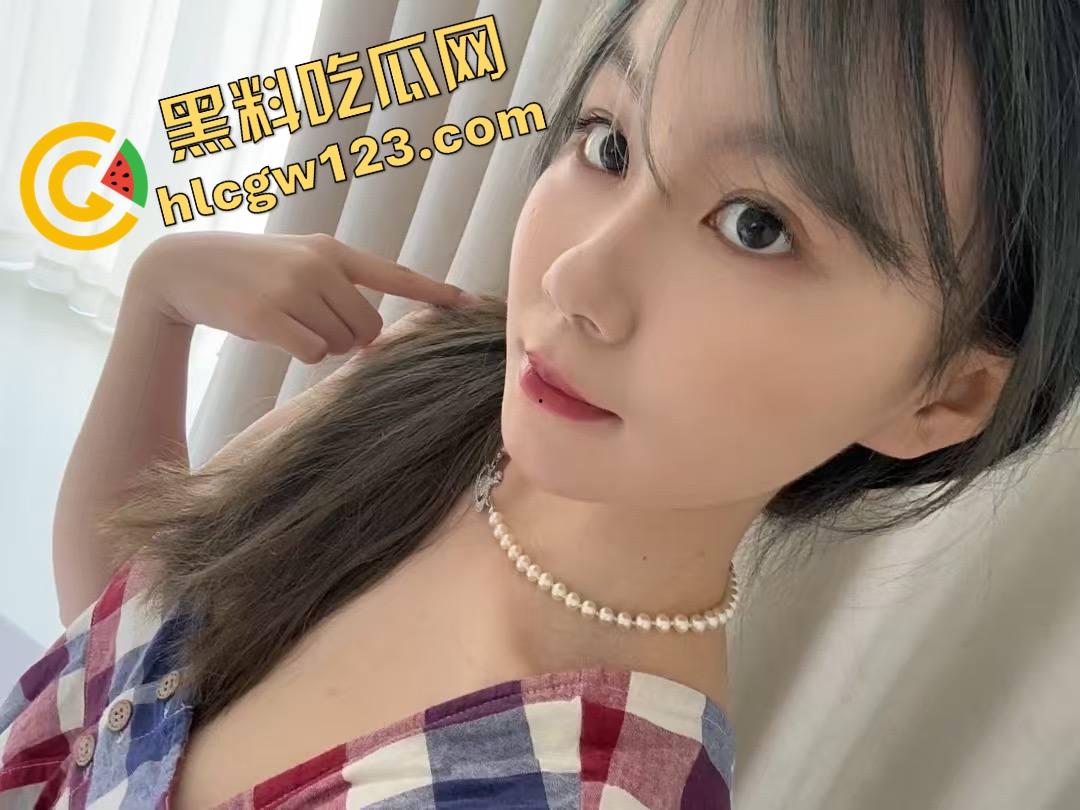 下班不回家，黑丝女同事主动开腿，办公室啪啪一炮入魂，男的舔完直接内射爆浆精液射满里面！-1