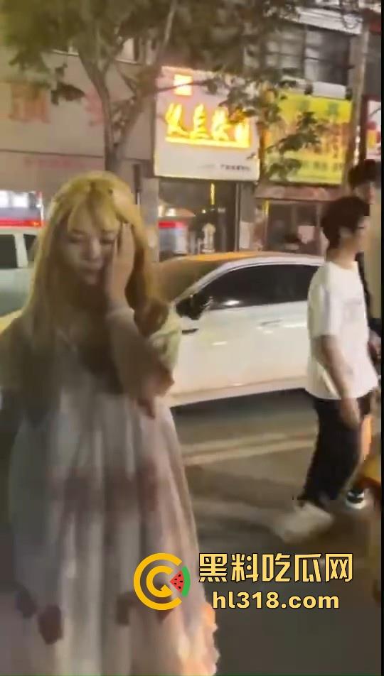 为争男友姐妹们也是大大出手，男的没断干净就和黄毛谈了，前女友就带人打现女友！这男的魅力真大！-6