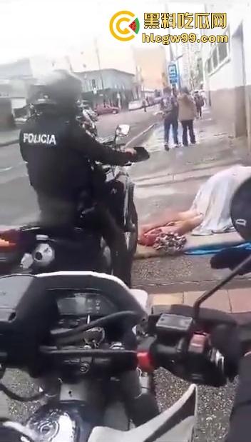 阿三这警察是不是管太宽？流浪汉街头修被子，结果被三个大哥围观打喇叭，搞得他们连个逼都日不下去！-2