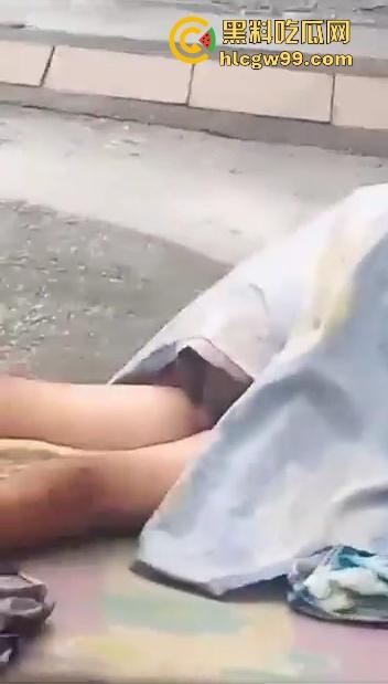 阿三这警察是不是管太宽？流浪汉街头修被子，结果被三个大哥围观打喇叭，搞得他们连个逼都日不下去！-3