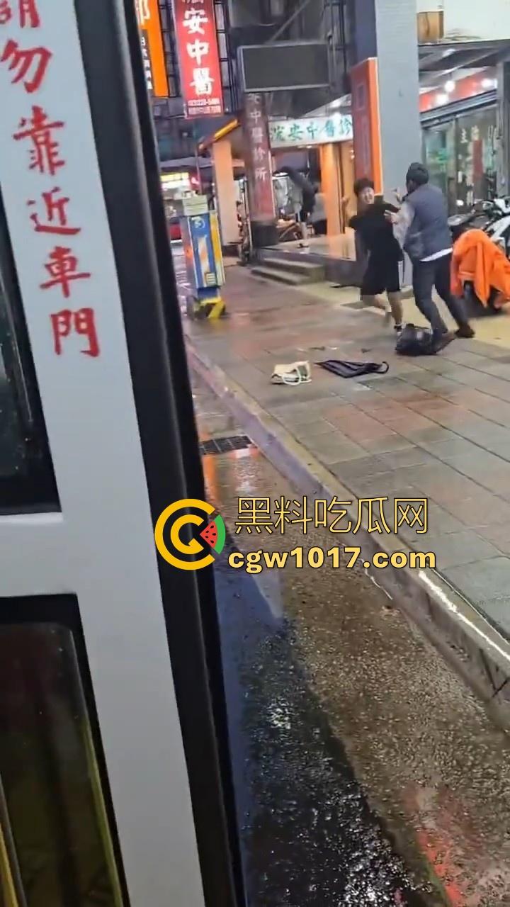 台湾公交车司机跟高中生马路互殴，停车下来单挑，学生脸部被打出血，很明显司机技高一筹啊！-1