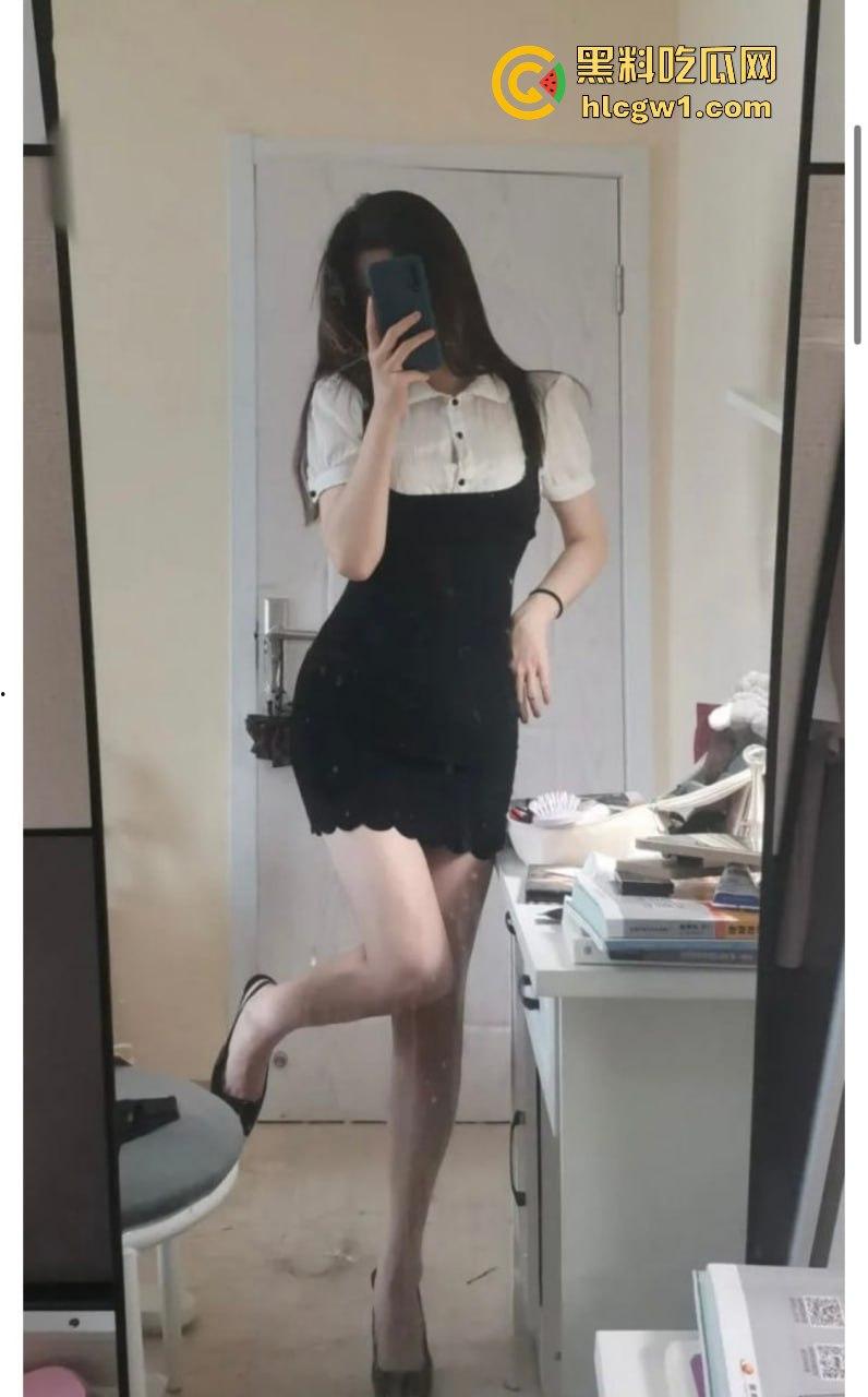 抖音网红【泡泡糖】翻车!给金主的骚浪自拍影片外泄,淫荡姿势看得人顶不住!-4