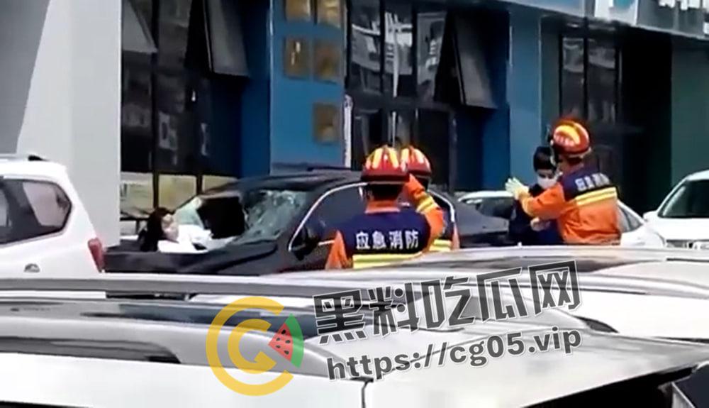 坦克坠楼！三百斤猪猪女孩12楼跳下 车都砸坏了人没死 事后检查仅骨折-3