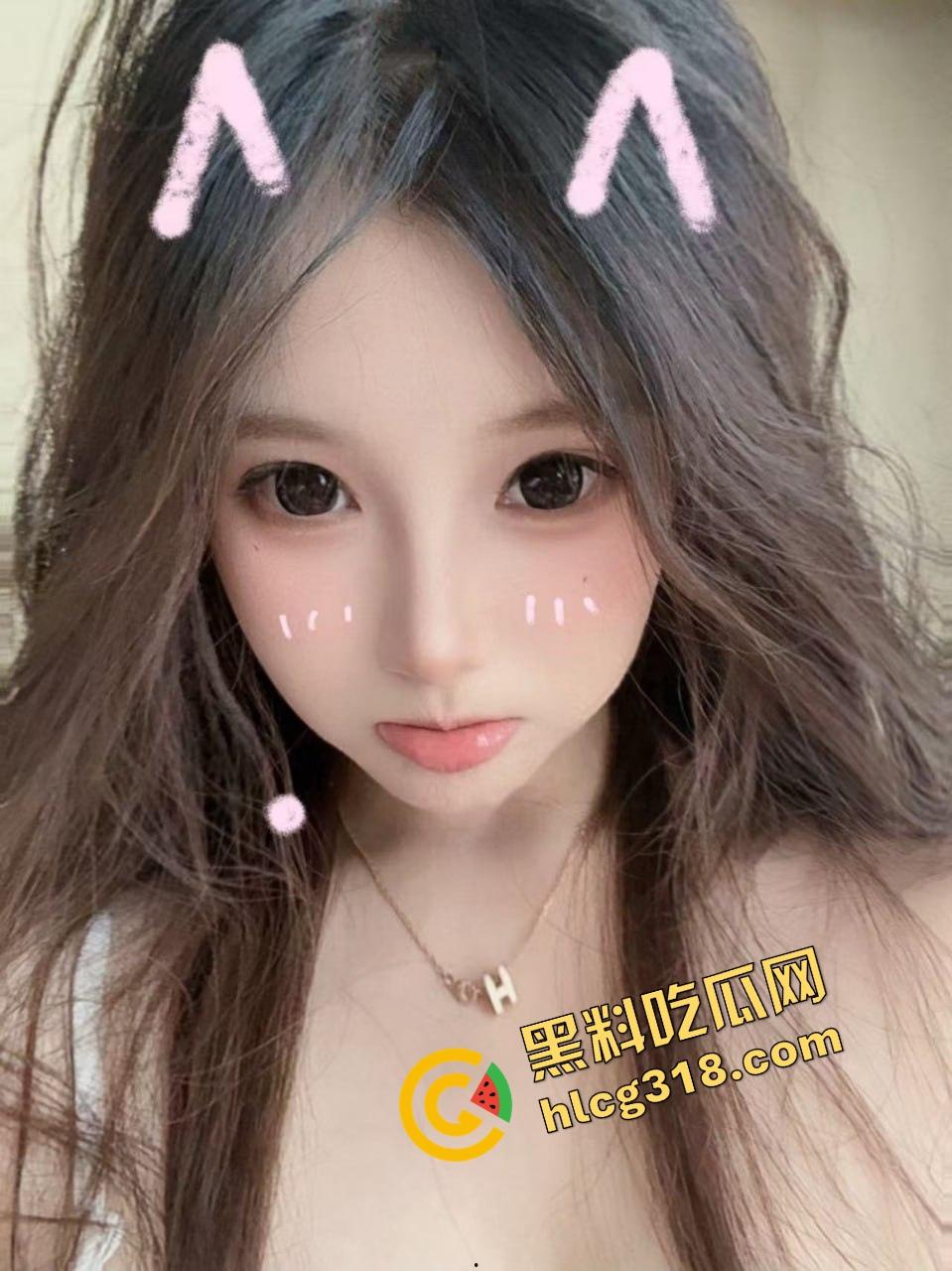 湖北大学健美比赛整成比基尼秀？体育场一水小嫩模，肌肉没影就剩奶子和大白腿，大学生伙食太好了！-3