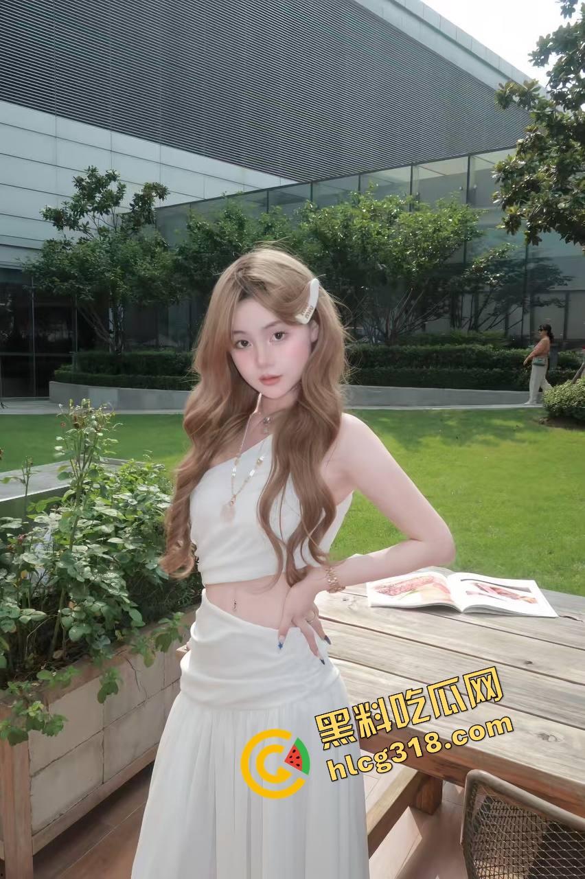 湖北大学健美比赛整成比基尼秀？体育场一水小嫩模，肌肉没影就剩奶子和大白腿，大学生伙食太好了！-7