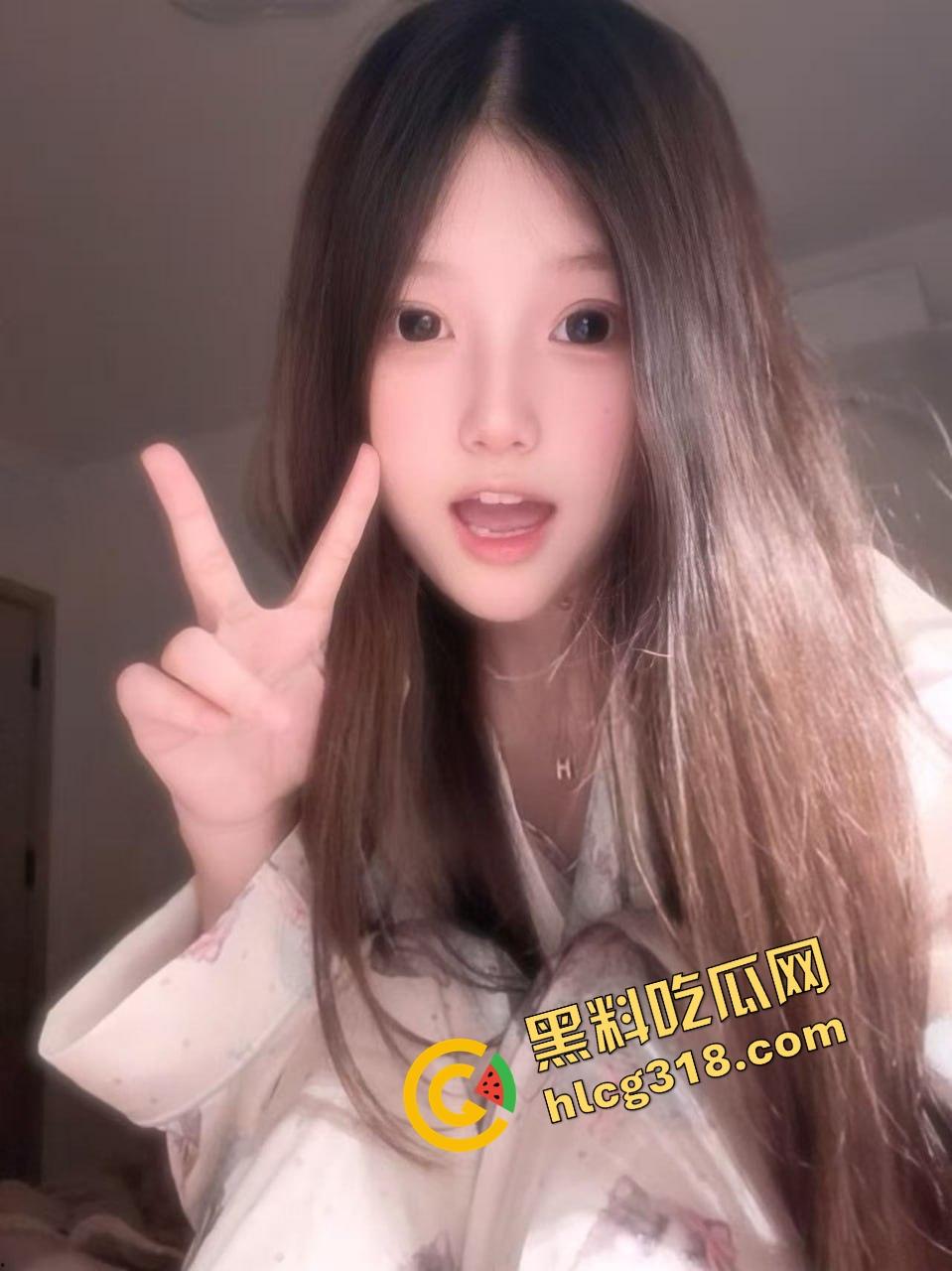 湖北大学健美比赛整成比基尼秀？体育场一水小嫩模，肌肉没影就剩奶子和大白腿，大学生伙食太好了！-9