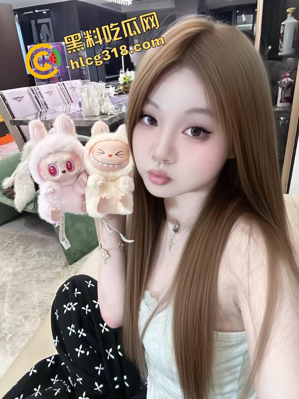 湖北大学健美比赛整成比基尼秀？体育场一水小嫩模，肌肉没影就剩奶子和大白腿，大学生伙食太好了！-10