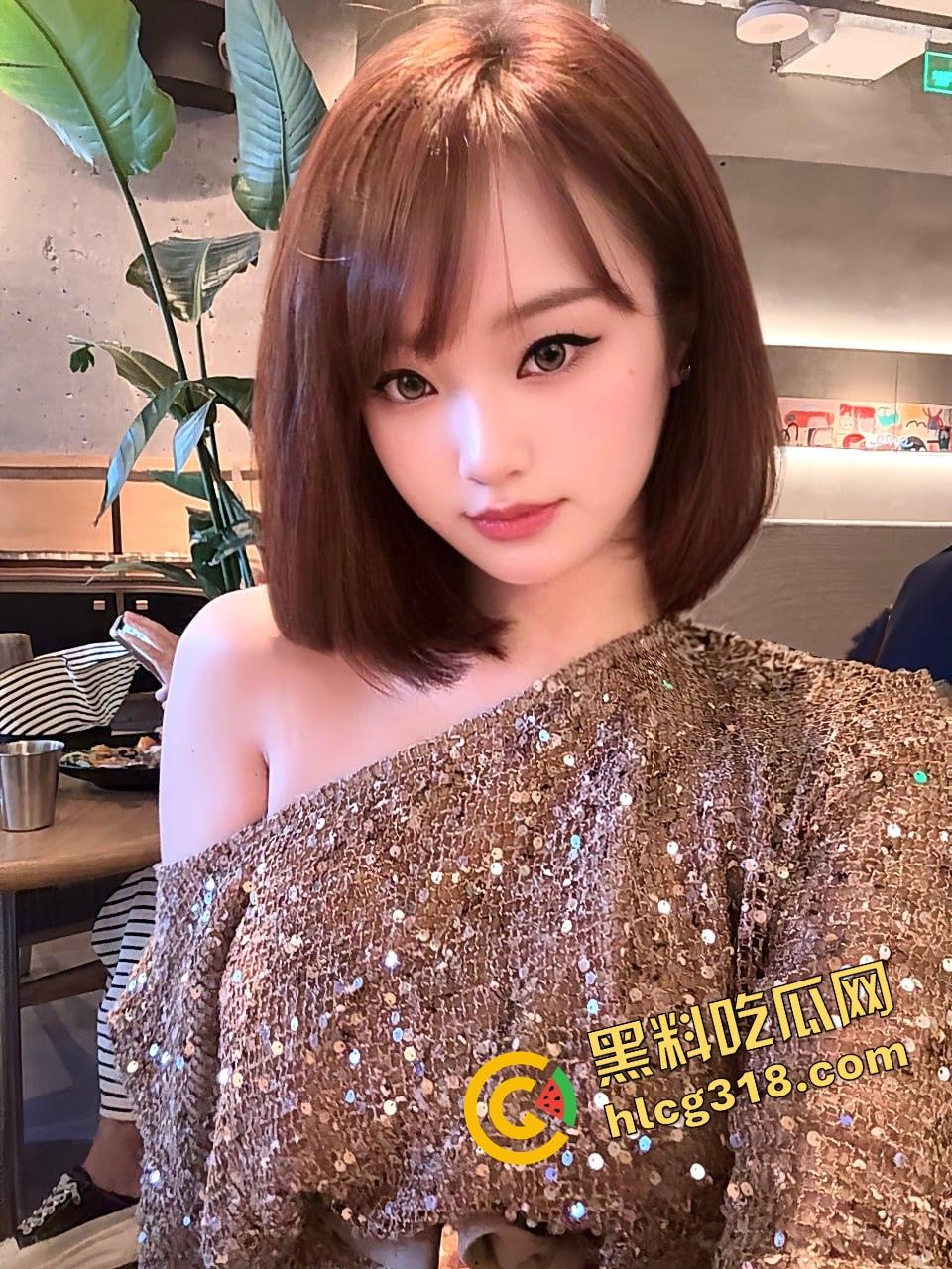 厨房忍不住操老婆，直接在厨房台子上舔骚逼吸奶子，小手指插穴玩到高潮，家里哪都能干！-6