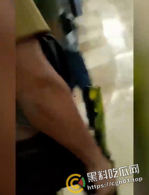 俄罗斯音乐厅恐怖袭击 恐怖分子放出第一视角 枪杀完还要补刀 以及被抓住后处决现场 血腥慎点！-5