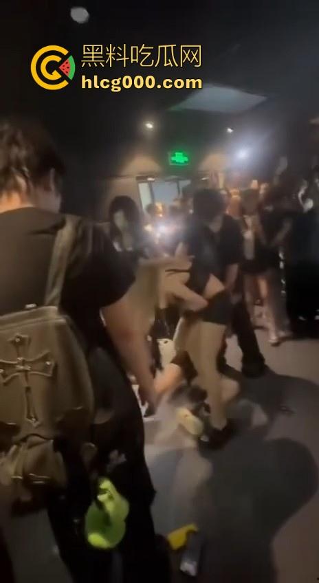 极品精神小妹当街厮杀，扯头发拳打胸脚踹逼招招致命，像头发疯的母牛一样，拦都拦不住！-5