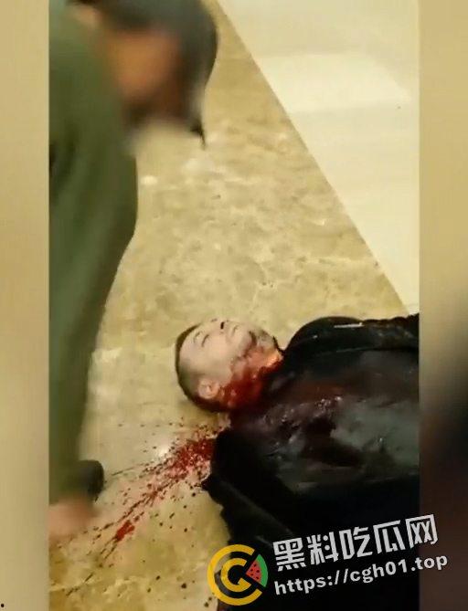 俄罗斯音乐厅恐怖袭击 恐怖分子放出第一视角 枪杀完还要补刀 以及被抓住后处决现场 血腥慎点！-9