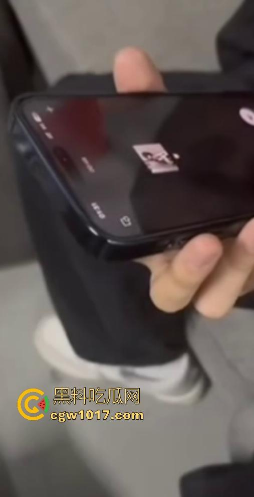 东莞电子科技学校女友【钟幸】出轨，四川男友千里之外打语音被绿茶婊戴帽，还嘲讽说兄弟这叫声还没之前骚！-3