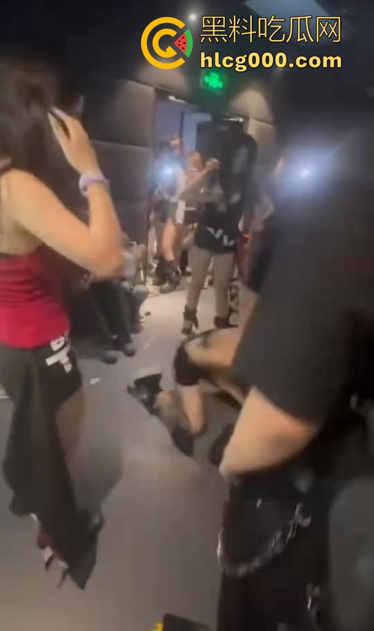 极品精神小妹当街厮杀，扯头发拳打胸脚踹逼招招致命，像头发疯的母牛一样，拦都拦不住！-8