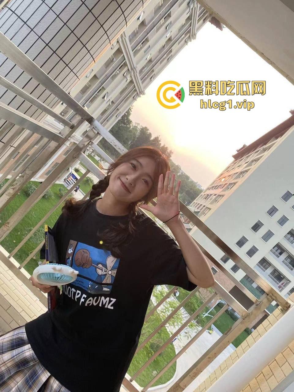 投稿曝光!江门职业技术学院反差女大『陈萍』M属性拉满 纯情小母狗!后入大炮台!-2