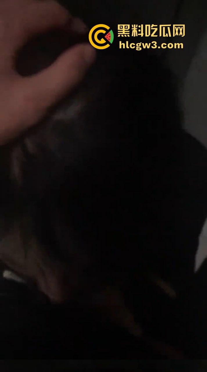 河南老哥舔狗日记活得太憋屈 开早餐店伺候离异少妇 少妇背地里吃鸡开房忙着补口红 还骂他不掏钱不够大方！-10