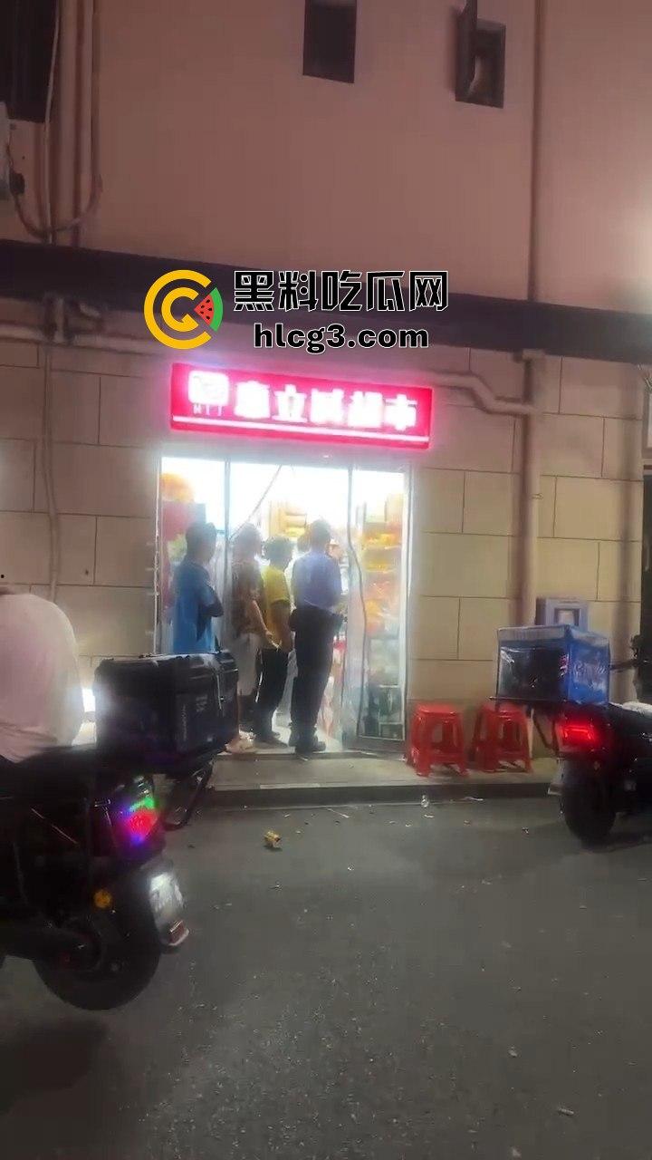 西湖老板娘被举报后‘被迫’穿成这样？穿衣自由都不允许了，大夏天的还要统一着装，离大谱！-4