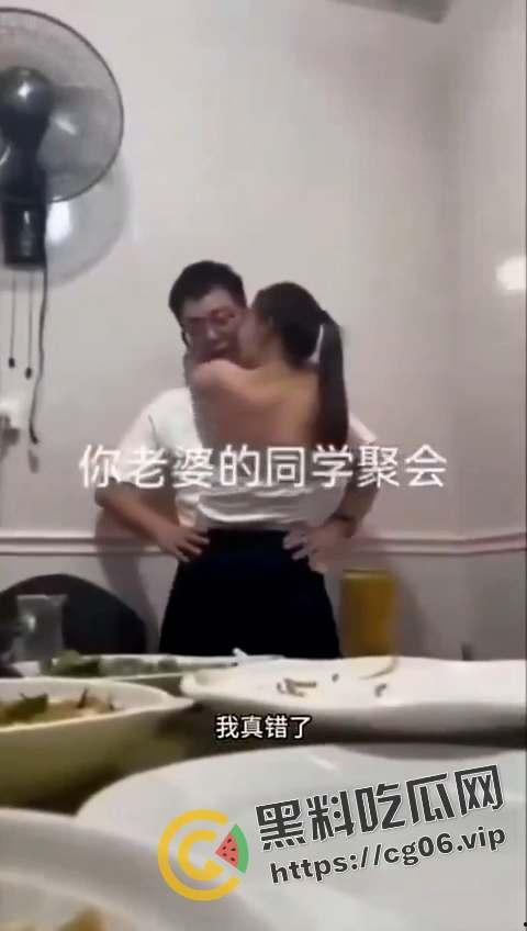 都说同学聚会不要录像了！少妇缠着上学时喜欢的男孩子不放 奶子都喂脸上了-1