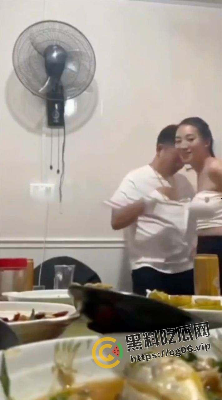 都说同学聚会不要录像了！少妇缠着上学时喜欢的男孩子不放 奶子都喂脸上了-5