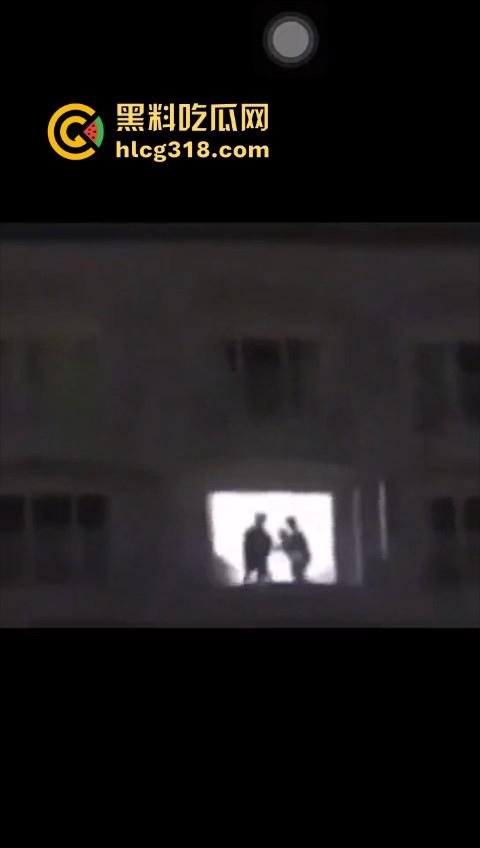 长沙维也纳酒店深夜4P大淫啪，窗前面对面后入，火辣的身影在灯光中交织，空气都充满了淫水的味道。-2