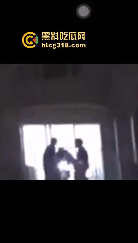 长沙维也纳酒店深夜4P大淫啪，窗前面对面后入，火辣的身影在灯光中交织，空气都充满了淫水的味道。-8