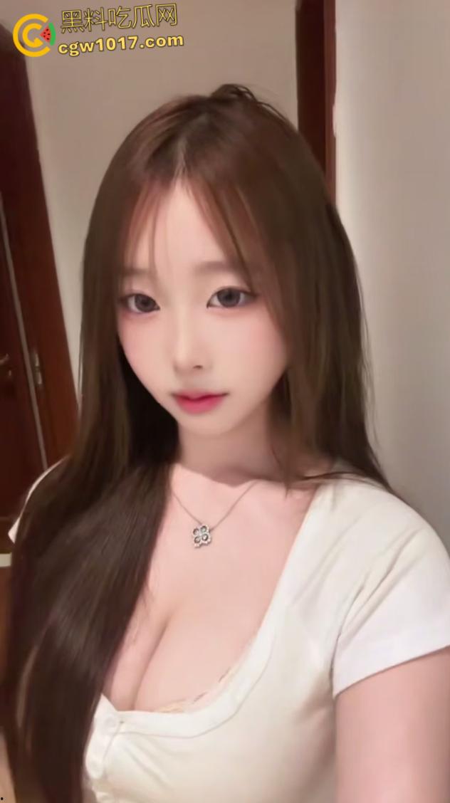 童颜巨乳的表妹来我家做客，刚喝完水就拉着我去开房，大奶子大屁股真是绝了，疯狂骑乘全射在巨乳上面 ！-2