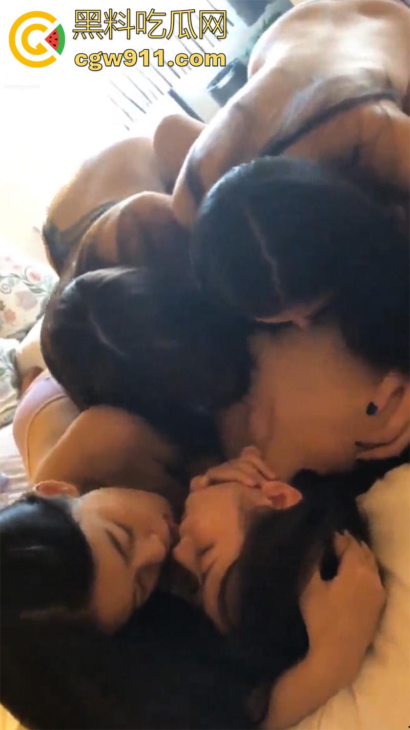 极品萝莉【浆果儿】被包养合集,为了钱被调教成资深的小母狗,全裸真空户外露出,带三位闺蜜一起侍奉金主!-11