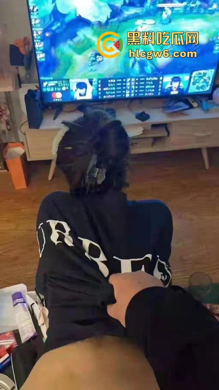 常州大胸妹『孙一帆』EDG死忠粉， 奶子写口号边看比赛边挨草吃鸡，分手后接盘哥千万别浪费这极品奶！-5