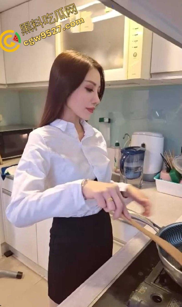 江苏新婚夫妻激情不断!洗漱间疯狂做爱自拍泄密,巨乳翘臀被后入爆操,画面堪比岛国大片-1