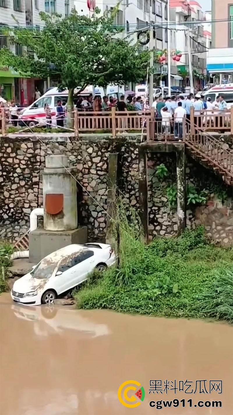 广东湛江女司机坠河，全程无人前去营救，万幸没有坠入河中，直到有群众报案后，才被120救走！-7