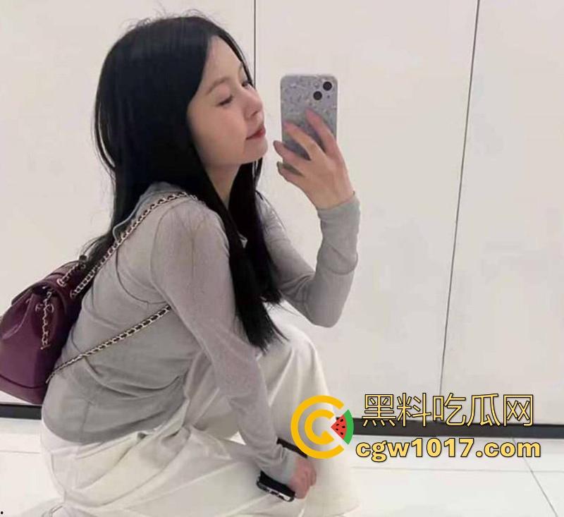 夜店邂逅湖北反差婊【黄美丽】直奔酒店上演疯狂肉搏，红唇包裹炮友粗硬鸡巴深喉，白浆顺屌身狂流淫液喷溅床单！-1