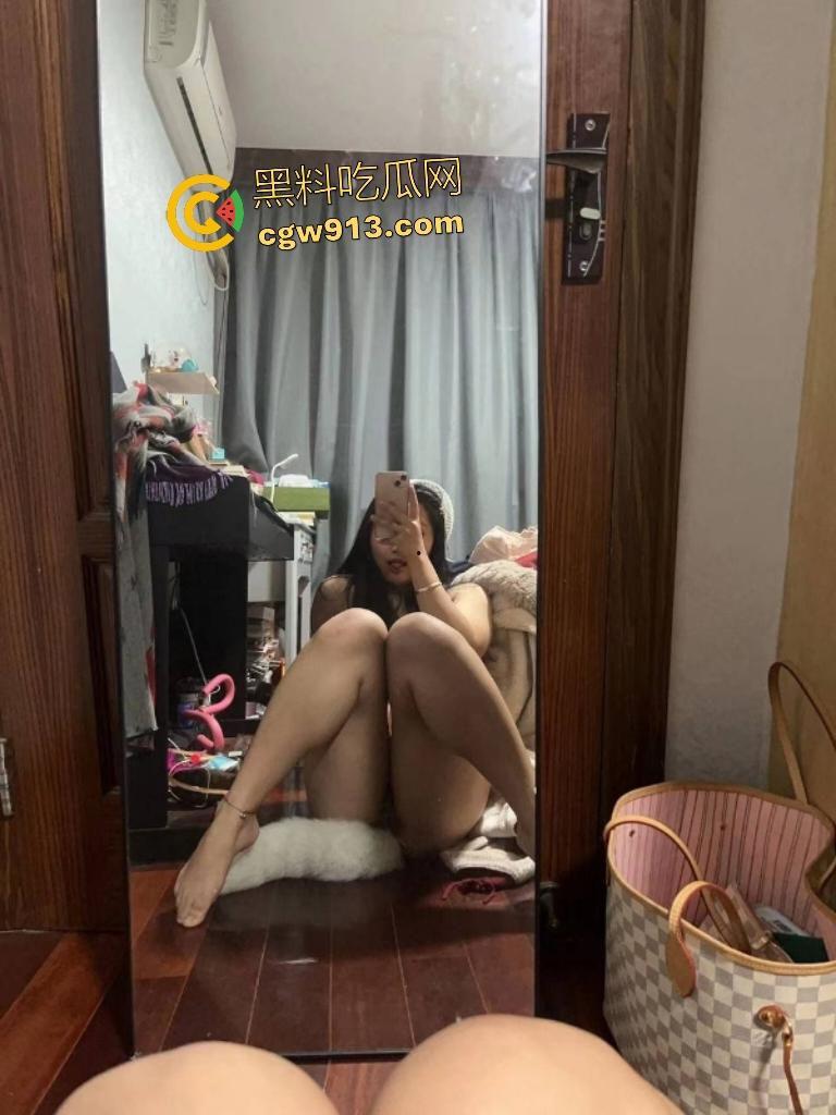 高颜值女神变贱母狗!甘愿为男友剪短发口交臣服,自慰棒高潮喷水射到镜子上,淫水擦镜子会比较干净?-2