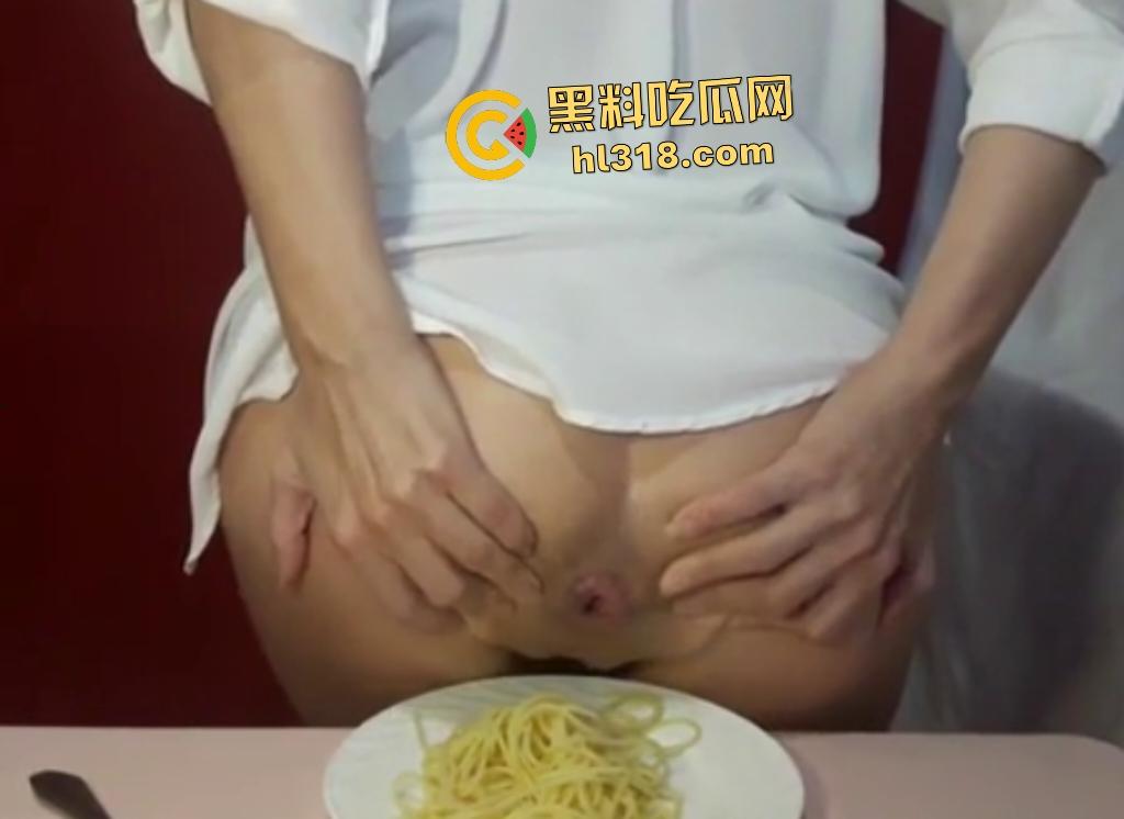 意大利面具老熟女吃早餐意大利面突然想加餐，直接拉屎拌面，还塞逼里最后还吞食光盘行动！-2