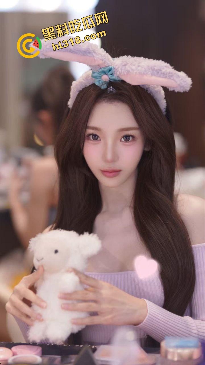 这年头绿帽老公才是最大赢家，看自家老婆被人抱起来爆干，老公乐得像中奖一样笑到合不拢嘴！-1