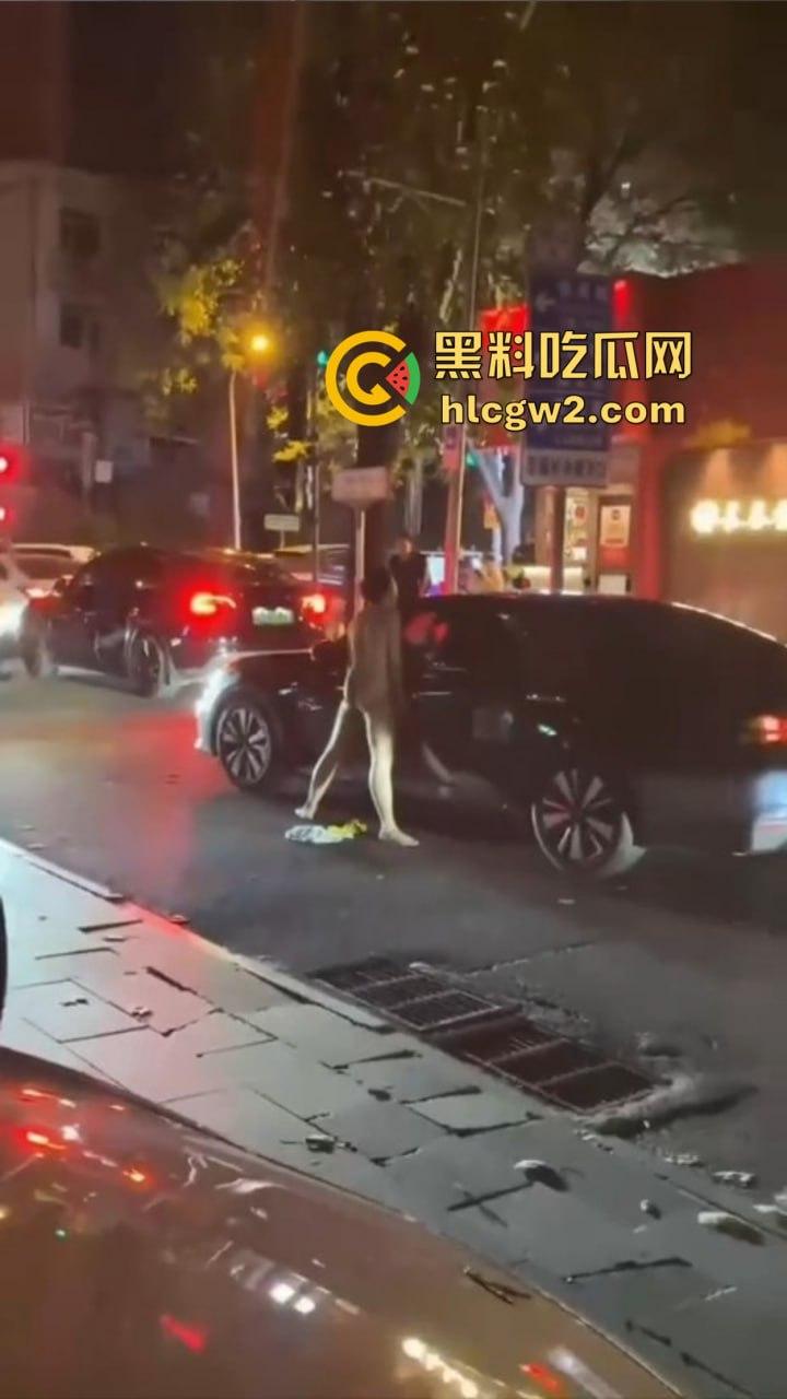 裸男拦车日钢板 黑色汽车成泄欲对象，围观群众笑到胃抽筋, 他是金刚钻转世吧？真TM钢板日穿郎！-1