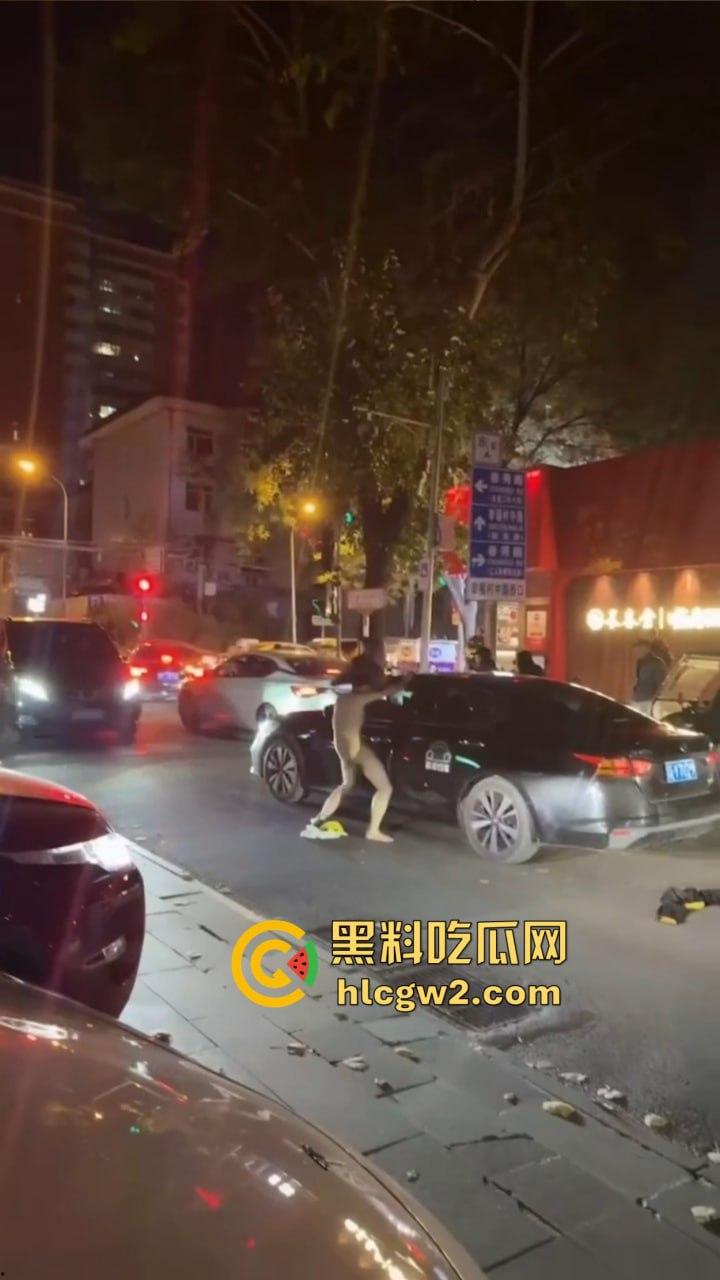 裸男拦车日钢板 黑色汽车成泄欲对象，围观群众笑到胃抽筋, 他是金刚钻转世吧？真TM钢板日穿郎！-8