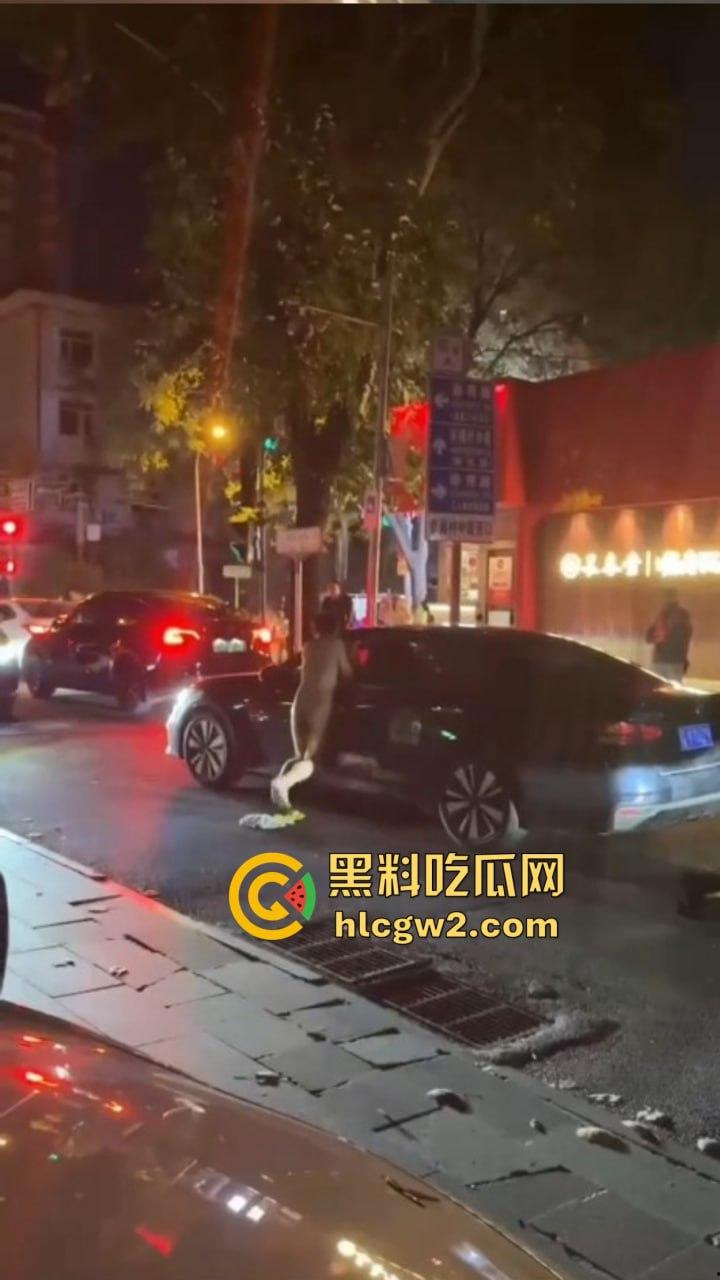 裸男拦车日钢板 黑色汽车成泄欲对象，围观群众笑到胃抽筋, 他是金刚钻转世吧？真TM钢板日穿郎！-9