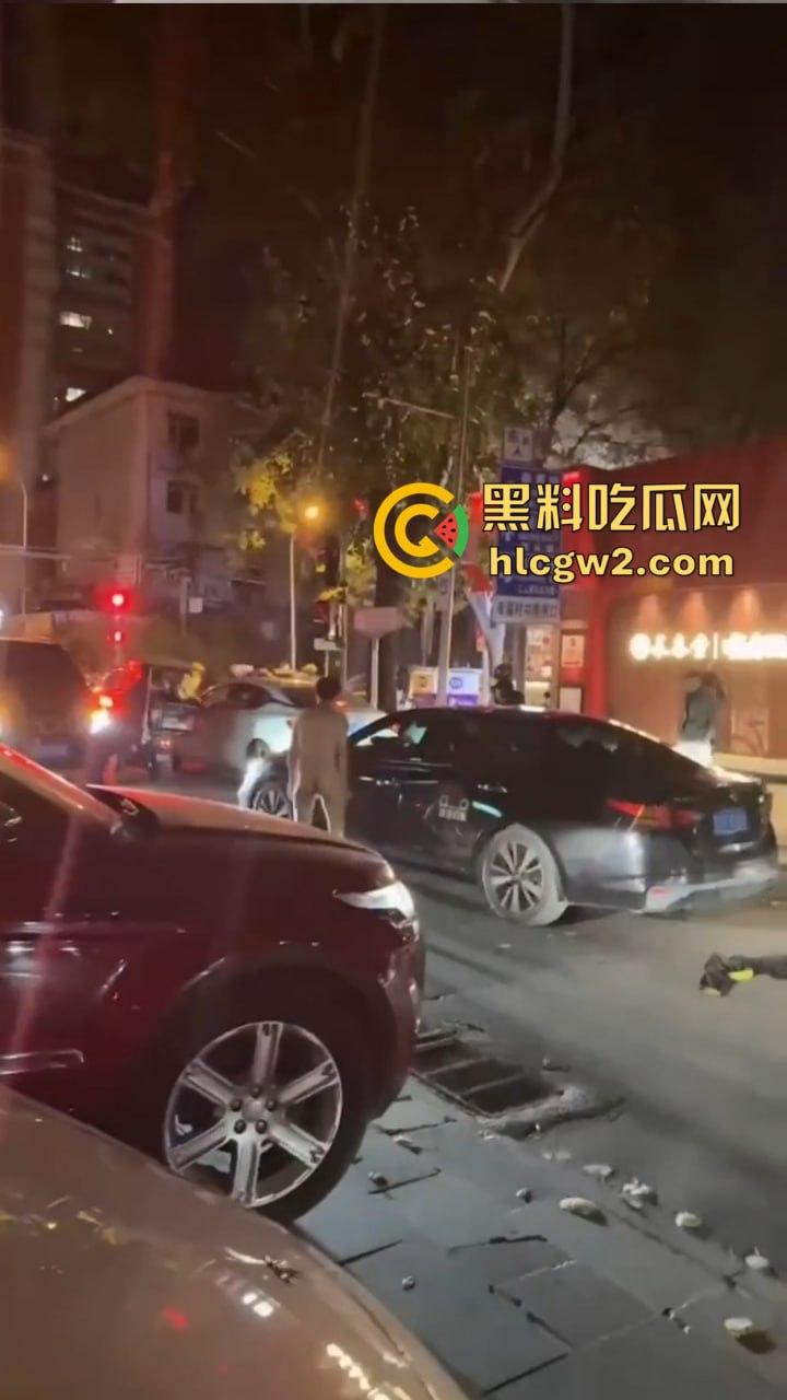 裸男拦车日钢板 黑色汽车成泄欲对象，围观群众笑到胃抽筋, 他是金刚钻转世吧？真TM钢板日穿郎！-10